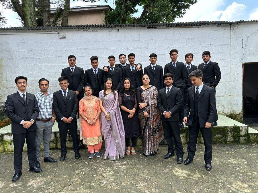BIHM students group photo with faculty